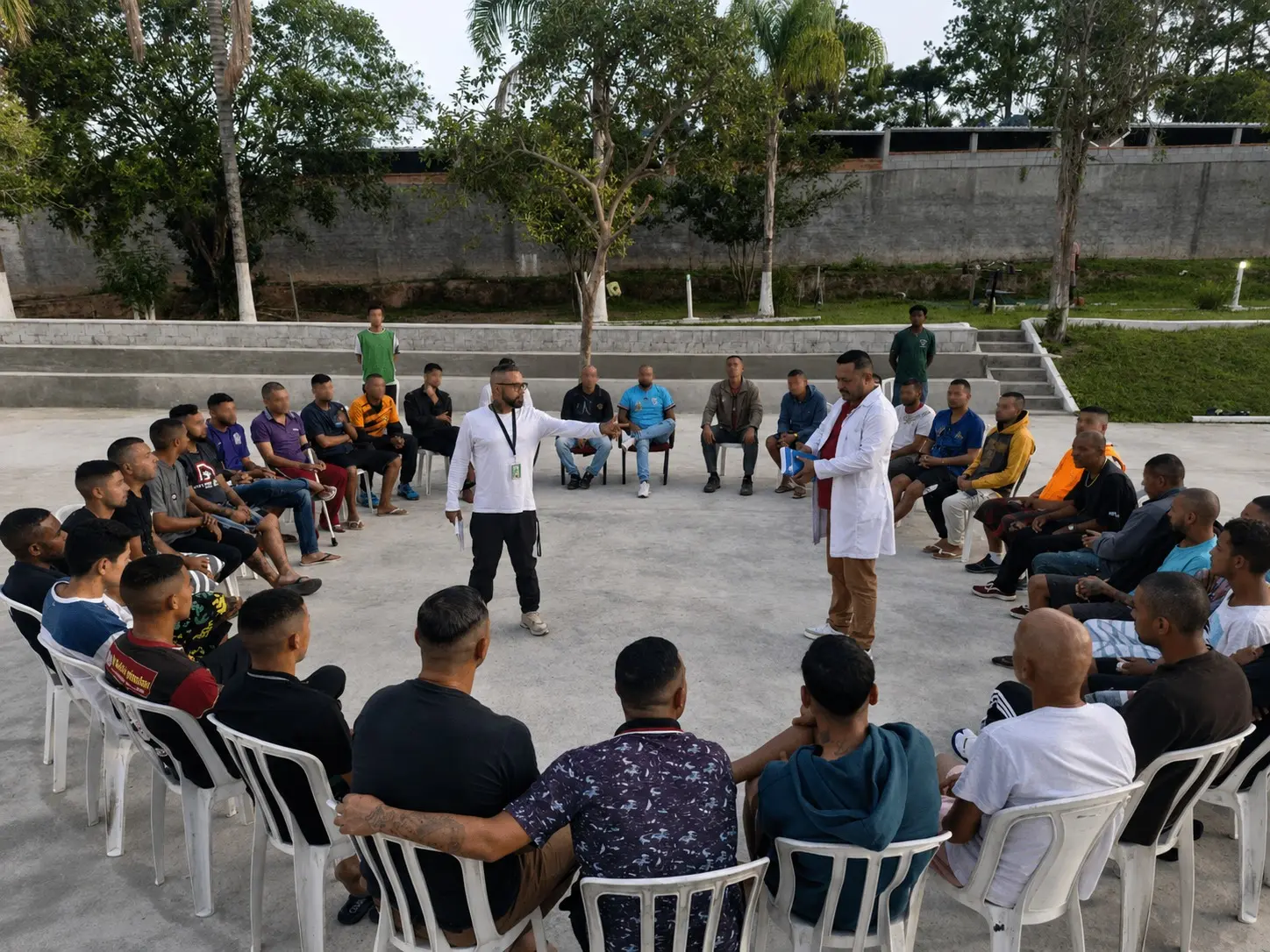 Grupo reunido em atividade ao ar livre em área verde